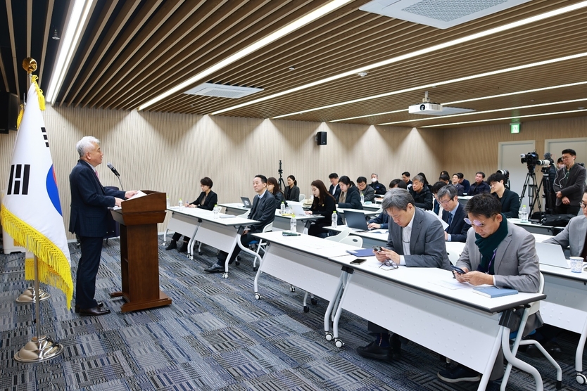 이상덕 재외동포청장이 인천 연수구 재외동포웰컴센터에서 2025년 재외동포청 업무추진계획 발표하고 있다. ⓒ 재외동포청 제공