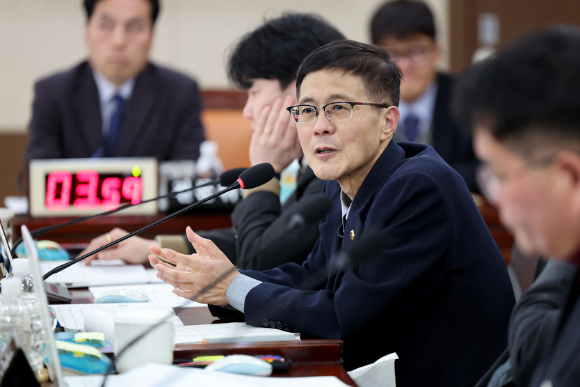 이명규 의원이 인천시의회 제300회 임시회 산업경제위원회에서 발의를 하고 있다. ⓒ 인천시의회 제공