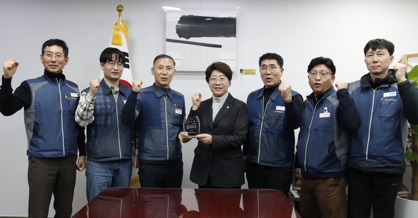 이달희 국회의원(왼쪽에서 네번째)이 전국공무원노동조합 소방본부로부터 감사패를 받았다.ⓒ이달희의원실