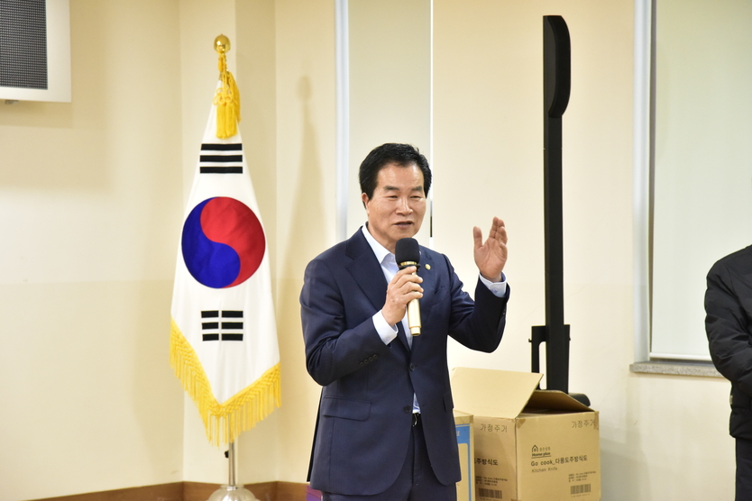 서해석 사장(옹진군 명예군민)이 대보름을 맞아 장봉리 주민들에게 인사말을 하고 있다 ⓒ 우리일보 db