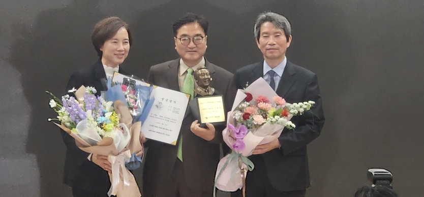 제9회 민주주의자 김근태시상식에서 우원식 국회의장(가운데)이 본상을 수여받고 유은혜 김근태재단 이사장(왼쪽)과 이인영 국회의원과 기념촬영을 하고 있다.ⓒ우리일보DB
