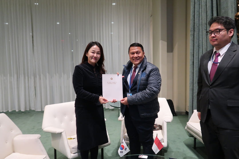 미국 뉴욕에서 개최된 UN총회 중 의원회의에 참석한 대한민국국회 대표단 이재정 단장(왼쪽)이 인도네시아 하원의장에게 국회의장 친서를 전달하고 있다.ⓒ국회