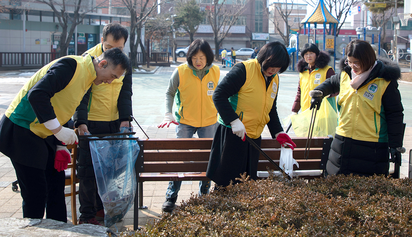 16일 경기도 평택시 통복동 일대에서 신천지자원봉사단 평택지부가 쓰레기를 줍고 있다. (사진=신천지자원봉사단 평택지부)