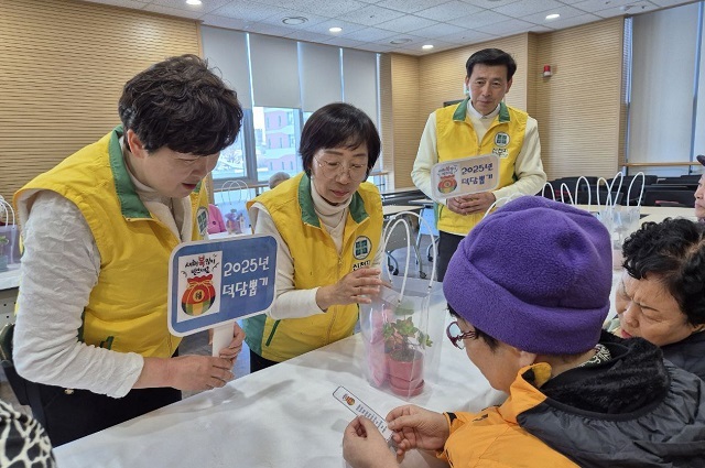 3. 지난 18일 주안지부가 준비한 덕담카드를 뽑아 메시지를 읽는 모습. ⓒ신천지자원봉사단 주안지부