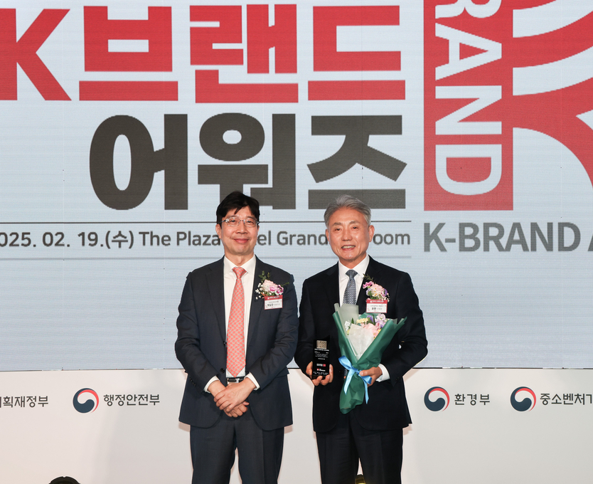 계양구 2025 K-브랜드 어워즈’ K-도시문화관광도시 선정 -윤환 계양구청장- 기념촬영 ⓒ계양구제공 