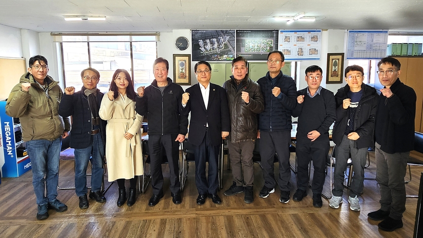 김대중 건교위원장이 주안 2·4동 일원 재정비촉진지구 내 존치관리구역 추진준비위 등을 대상으로 현장간담회 개최 후 기념촬영을 하고 있다. ⓒ 인천시의회 제공