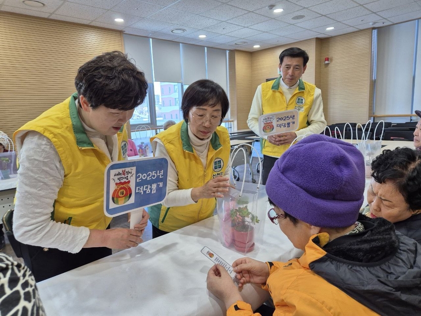 18일 주안지부가 준비한 덕담카드를 뽑아 메시지를 읽는 모습. ⓒ 신천지자원봉사단 주안지부 제공