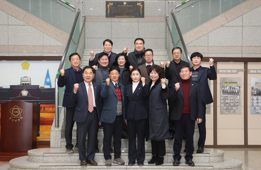 남동구의회 사회도시위원회의원들이 주민자치협의회 임원진들과 주민자치 활성화를 위한 간담회를 개최 후 기념촬영을 하고 있다. ⓒ 남동구의회 제공