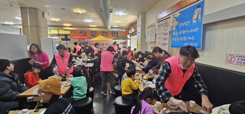 사랑봉사회 사랑의 점심나눔 봉사활동 모습.(사진=사랑봉사회)
