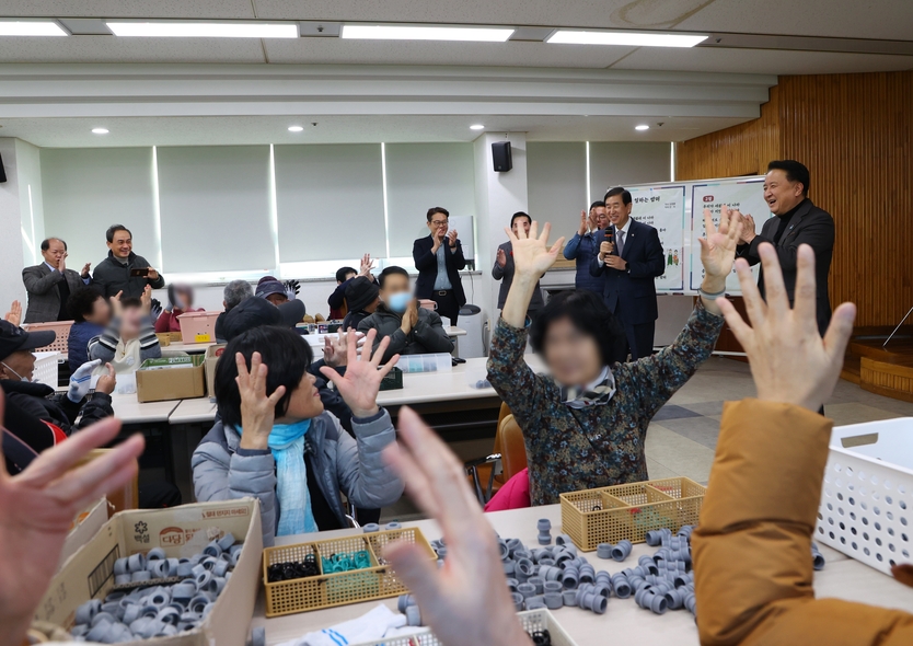 충주시는 충주시장애인복지관에서 기초자치단체 최초 장애인친화작업장인 ‘일하는 밥퍼’ 작업장 개소식을 열고 본격적인 운영에 들어갔다.ⓒ충주시