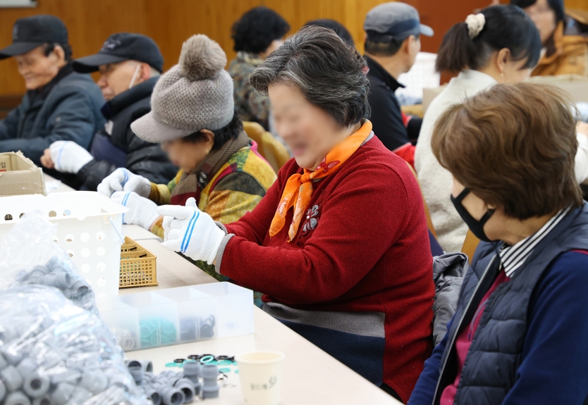 충주시는 충주시장애인복지관에서 기초자치단체 최초 장애인친화작업장인 ‘일하는 밥퍼’ 작업장 개소식을 열고 본격적인 운영에 들어갔다.ⓒ충주시