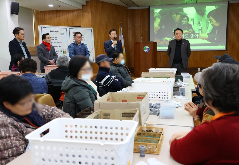 김영환 충북도지사(오른쪽)와 조길형 충주시장(오른쪽에서 두번째)이 장애인친화작업장인 ‘일하는 밥퍼’ 작업장 개소식에 참여했다.ⓒ충주시