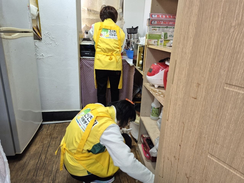 지난 22일 신천지자원봉사단 동인천지부가 중구지회에 방문해 사무실 청소를 하고 있다. ⓒ 신천지자원봉사단 동인천지부 제공
