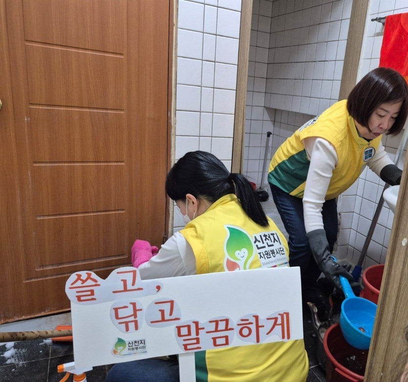 지난 22일 신천지자원봉사단 동인천지부가 중구지회에 방문해 사무실 청소를 하고 있다. ⓒ 신천지자원봉사단 동인천지부 제공