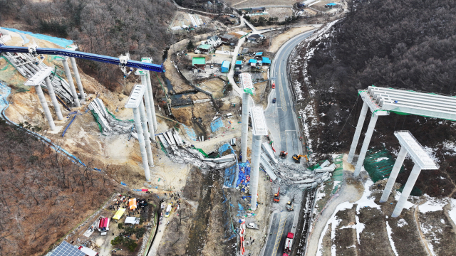 안성 서운면 산평리 고속도로 건설현장 교량이 무너진 모습 