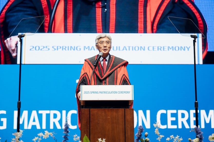 겐트대학교 글로벌캠퍼스 2025학년도 봄학기 11주년 신입생 입학식에서 환영사를 하고 있는 한태준 총장 ⓒ 겐트대 제공