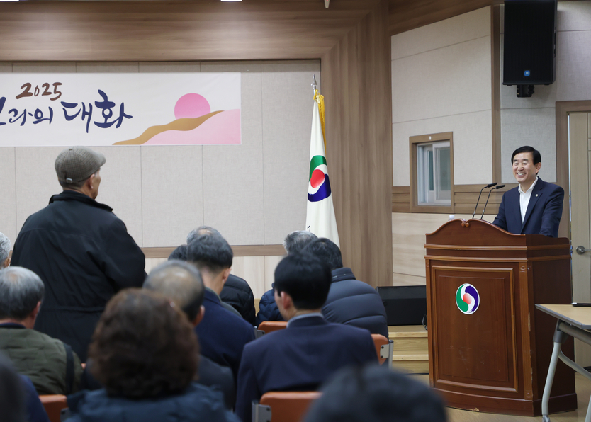 조길형 충주시장이 읍면동 주민과의 대화를 진행하고 있다.(사진=충주시)