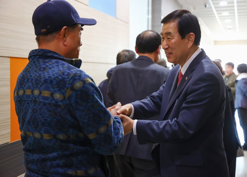 조길형 충주시장(오른쪽)이 읍면동 주민과의 대화에 앞서 주민과 인사를 나누고 있다.(사진=충주시)