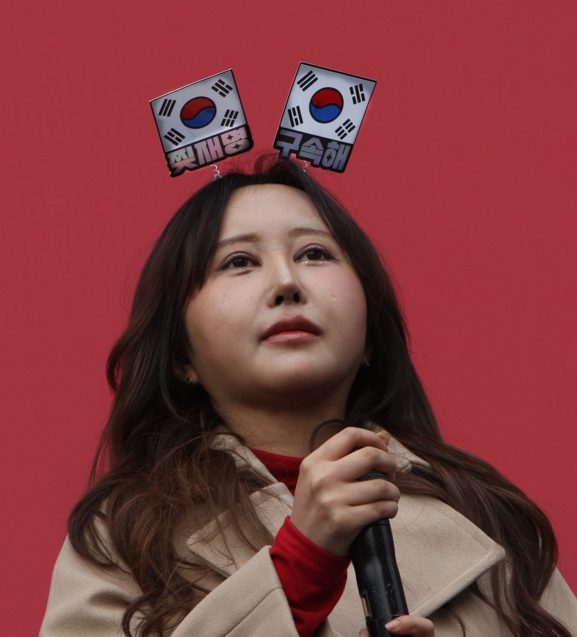 정유라씨가 3.1절 여의대로에서 개최된 세이브코리아 국가비상기도회에 깜짝 게스트로 참가해 아이들이 살아갈 나라 종북에 먹혀 주권을 행사하지 못하는 일이 없어야 한다고 연설을 하고 있다. ⓒ 우리일보 db
