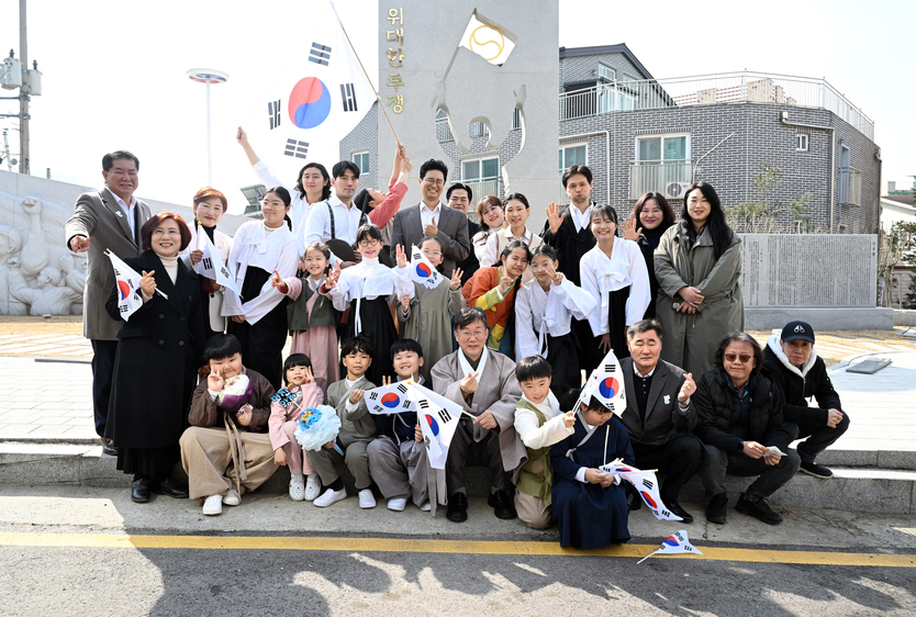 이민근 안산시장(맨 앞줄 가운데)이 3.1절 만세 행진에 참여한 시민들과 함께 기념촬영을 하고 있다.ⓒ안산시