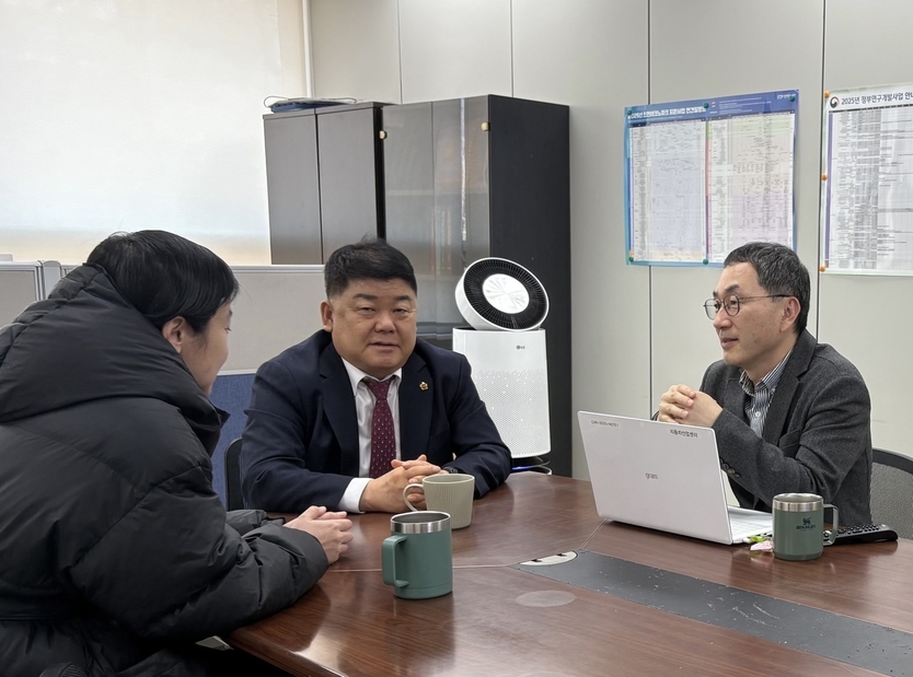 인천시의회 산업경제위원회 소속 박창호 의원이 인천테크노파크(ITP) 미래차센터를 찾아 인천 미래 자동차산업의 발전 방향과 정책 마련을 위한 다양한 현장 의정활동을 펼치고 있다. ⓒ 인천시의회 제공