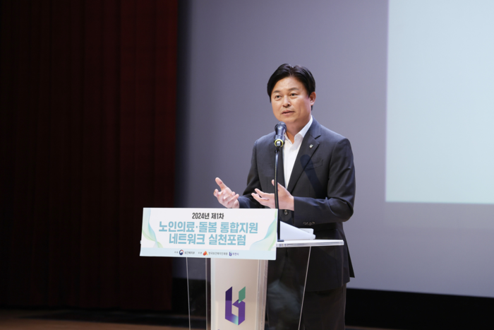 부천시장이 지난해 6월 열린 노인의료 돌봄 통합지원 네트워크 실천 포럼에서 발언하고 있다. ⓒ부천시