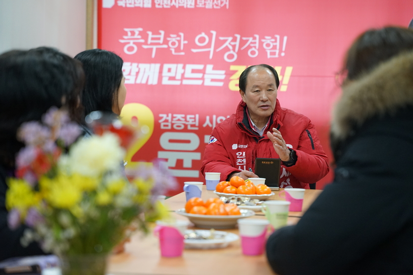윤재상 국민의힘 시의원 후보가 강화군 학부모를 찾아 교육현안에 대해 대화를 나누고 있다.ⓒ 국민의힘 윤재상 후보사무소 제공