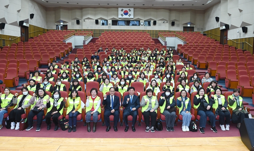 조용익 부천시장이 안전교육지도사들과 단체사진을 찍고 있다.ⓒ부천시청
