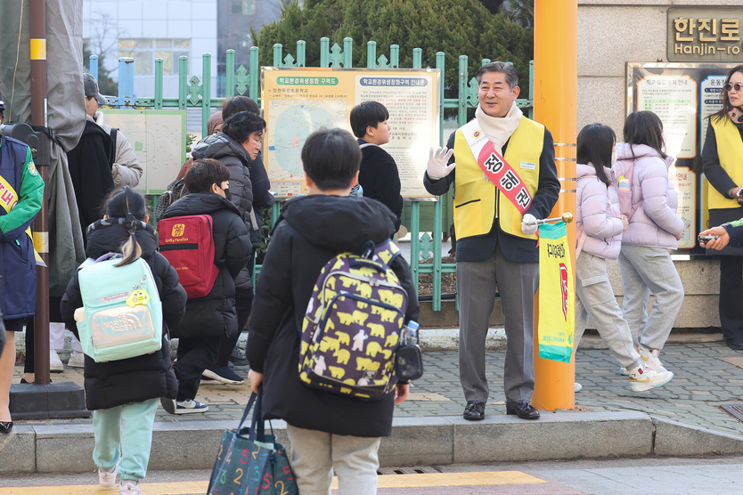 정해권 인천시의회 의장이 연수구에 위치한 인천옥련초등학교 앞 횡단보도 주변에서 통학로 안전 점검과 교통안전 캠페인을 진행했다.ⓒ인천시의회