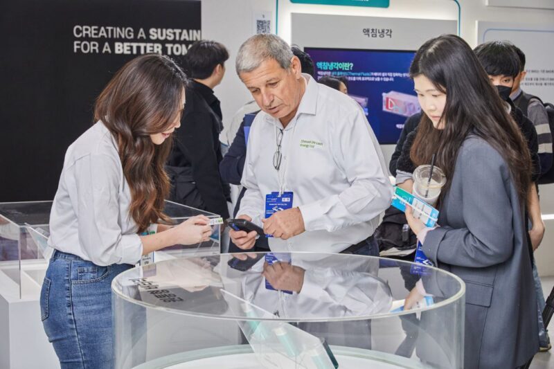 오전 서울 강남구 코엑스에서 배터리 산업 전시회 ‘인터배터리 2025’가 열린 가운데, 참관객들이 SK온 부스에 전시된 원통형 배터리를 살펴 보고 있다. sk온 제공