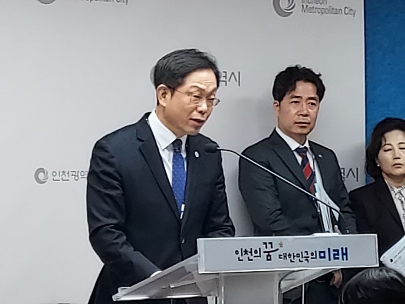 김진태 경제산업본부장이 기자간담회에서 기자들의 질의에 답을 하고 있다. ⓒ 우리일보db
