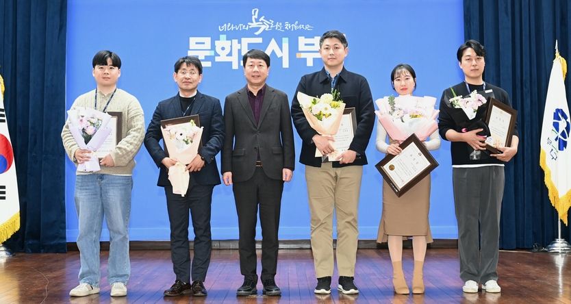 차준택 인천부평구청장(왼쪽에서 세번째)이 올해 상반기 적극행정 우수직원에 대한 표창을 수여하고 기념촬영을 하고 있다.ⓒ 인천부평구