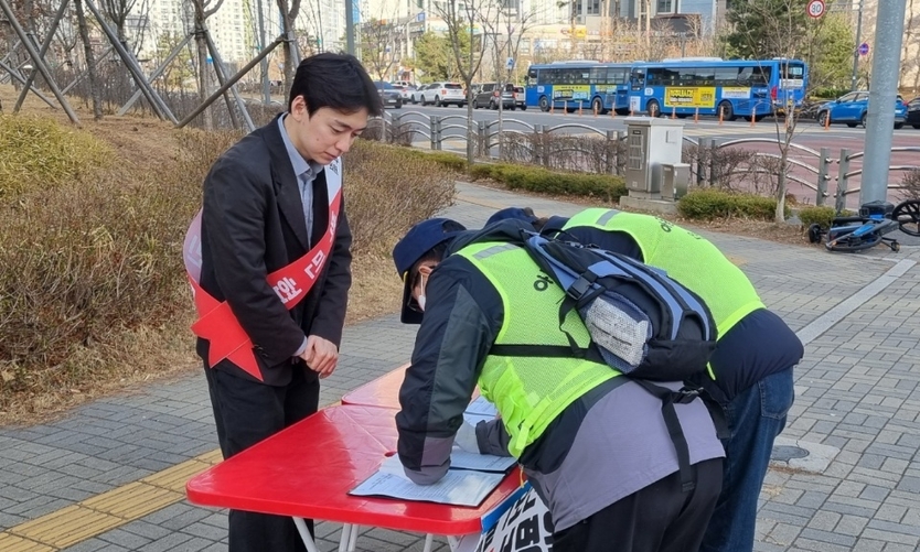 박민협 연수구의원, 송도5동 지하철 연장 촉구 서명운동 주도하며 처절한 호소하고 있다. ⓒ 연수구의회 제공