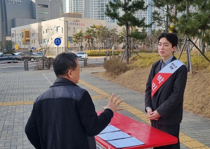 박민협 연수구의원, 송도5동 지하철 연장 촉구 서명운동 주도하며 처절한 호소하고 있다. ⓒ 연수구의회 제공