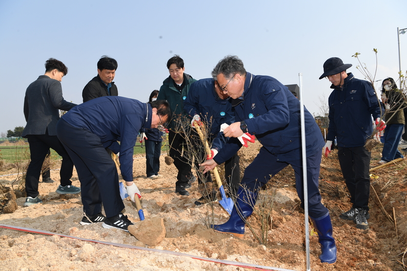 유희태 완주군수, 유의식 군의회 의장, 군의원, 관계 공무원들이 모여 삼례읍 일원에서 나무심기 행사를 진행하였다.ⓒ완주군