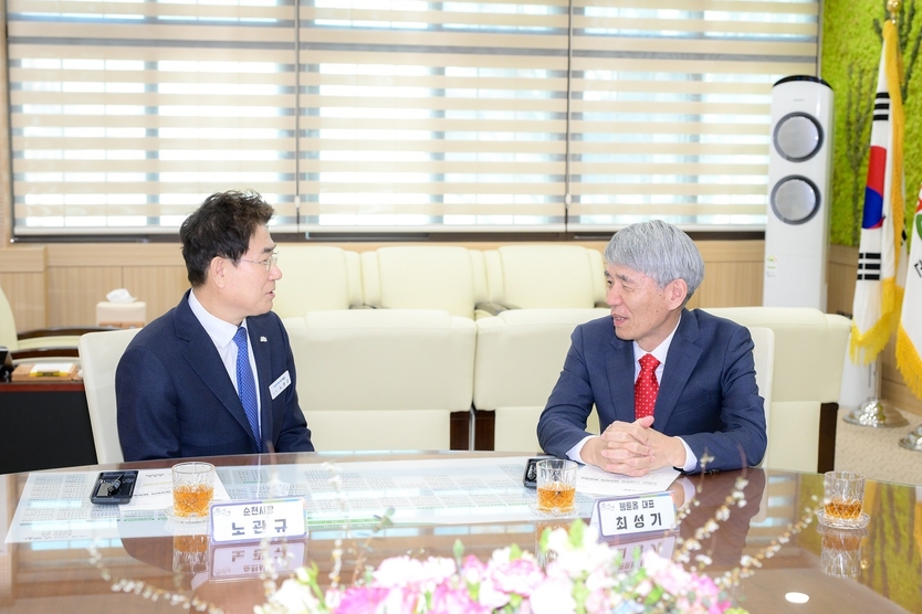 21일 순천시청에서 노관규 시장과 웹툰올 최성기 대표가 문화콘텐츠 산업 협력 및 아카데미 운영 등 공동 사업 업무협약을 체결했다 ⓒ순천시청