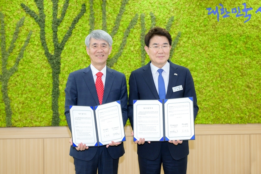 노관규 순천시장과 웹툰올 최성기 대표가 문화콘텐츠 산업 협력을 위한 업무협약을 체결했다 ⓒ순천시청