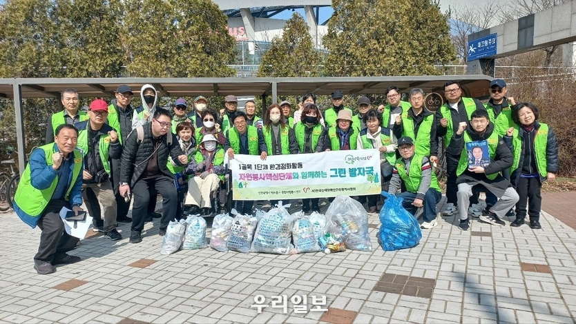 22일 사)한국산재장애인인천시협회 회원들이 갴페인 후 단체 사진을 찍고 있다. ⓒ 우리일보 