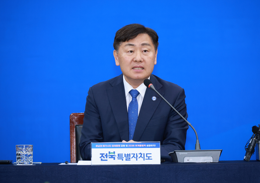 김관영 전북특별자치도지사가 "호남의 힘을 합쳐 대한민국의 시대정신을 이끌자”라는 내용으로 발표하고있다. ⓒ전북특별자치도