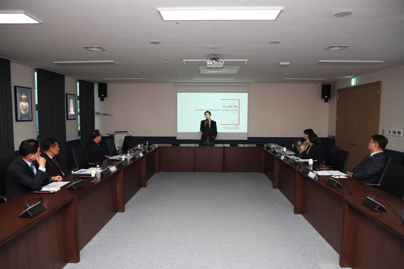 나라살림연구소 이상민 수석연구위원을 중심으로 연구단체 의원들이 의견을 나누었다.ⓒ 익산시의회