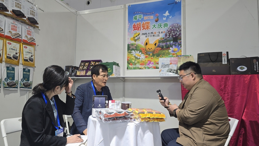 26일, 한국관 앞, 이상익 함평군수-염원재 주청두총영사, 전종화 aT 상임감사, 현장 간담회 ⓒ 함평군청 제공