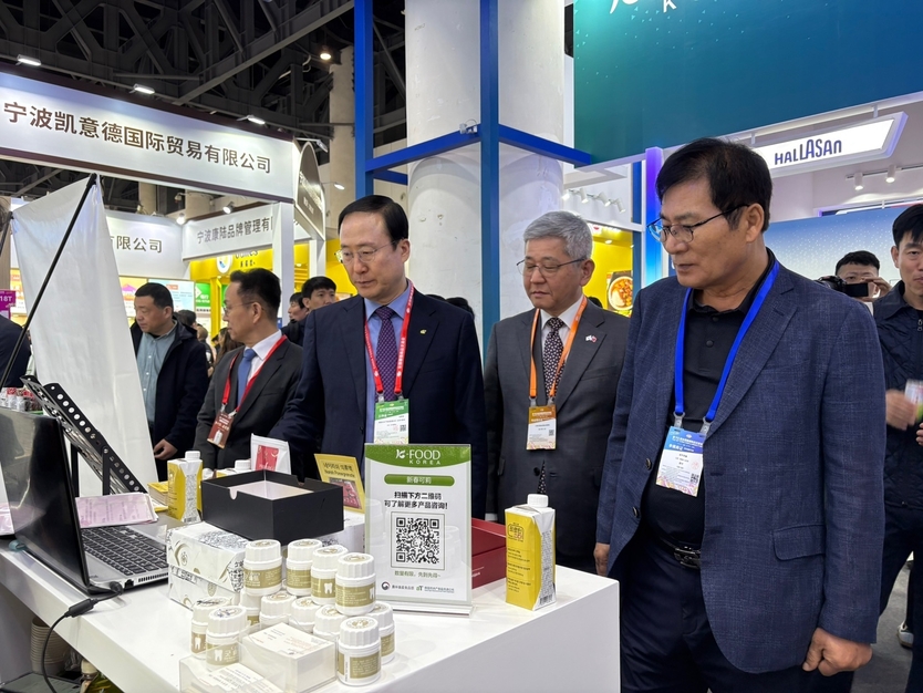 26일, 한국관 앞, 이상익 함평군수(-염원재 주청두총영사,-전종화 aT 상임감사가 농특산물 국제 무역 및 문화 교류 활성화 방안을 논의했다. ⓒ 함평군청 제공