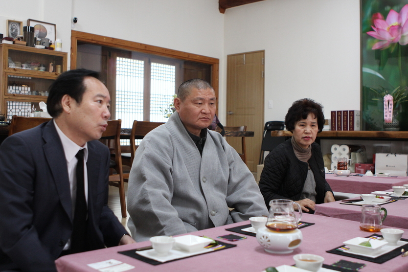 진각 주지스님과 류호식 파인원미디어 대표, 정분남 부산불교연합회장이 사명대사 드라마제작과 관련 담소를 나누고 있다. ⓒ 우리일보 db