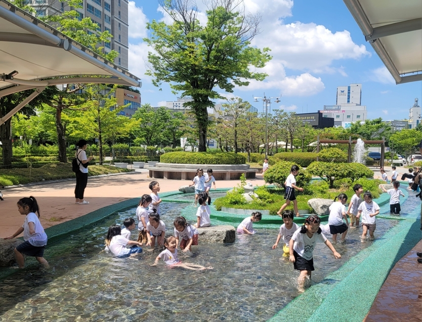 ‘도청 소풍의 날’을 운영_청사 내 '물놀이 체험' 수경시설 전경 ⓒ자치도 제공