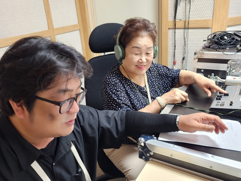 시민미디어 활동지원 참가자가 라디오 교육을 받고 있다.ⓒ 부천문화재단 