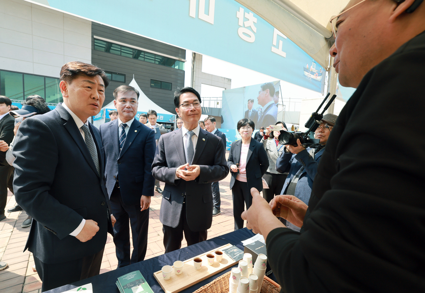 강도형 해양수산부 장관, 김관영 전북특별자치도지사, 심덕섭 고창군수, 노동진 한국수산산업총연합회 회장과 전국의 수산인 1500여명이 참석했다.ⓒ고창군 제공