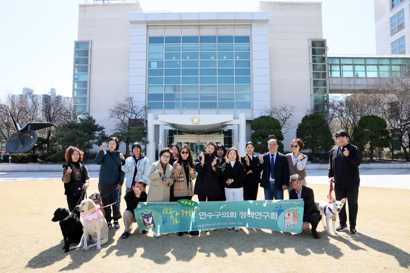 연수구의회, 의원연구단체 함께 반려문화 연구회, 수의사와 함께하는 반려정책 토크쇼 개최 후 기념촬여을 하고 있다. ⓒ 연수구의회 제공