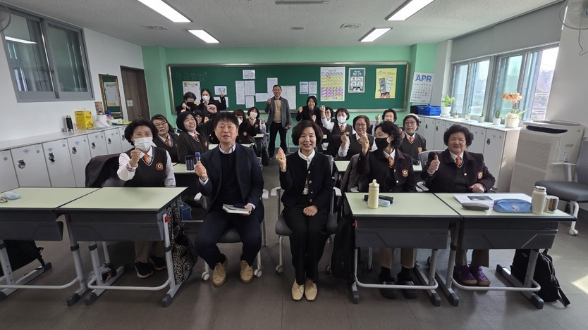 한동연 의원이 함열여자고등학교 시니어반 학생, 학교 관계자들과 기념촬영을 하고있다.ⓒ익산시의회 제공