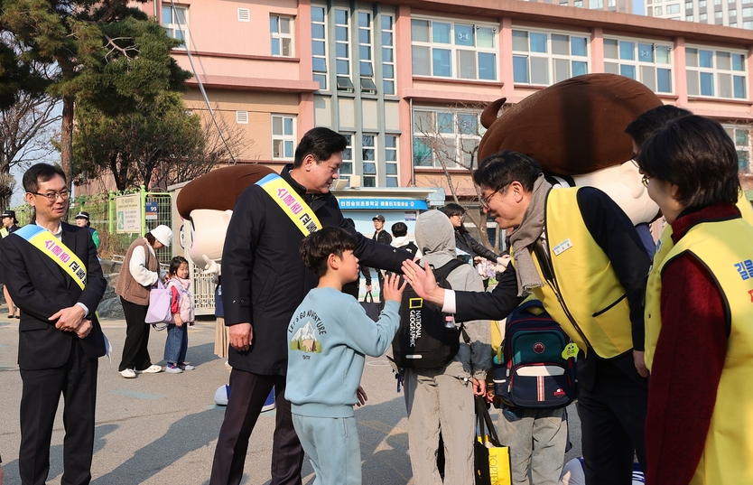 이영훈 미추홀구청장과 도성훈 교육감이 3일 숭의초교 앞에서 어린이 교통안전 캠페인을 펼치고 있다. ⓒ 미추홀구 제공