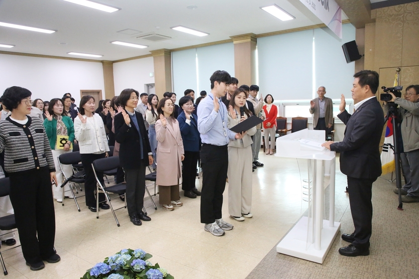 정읍시, 제53회 보건의 날 기념행사 기념패 수여 및 보건의료 유공자 8명에게 표창장을 전달했다.ⓒ정읍시 제공